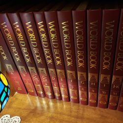 Complete Set Of 1993 Encyclopedias 