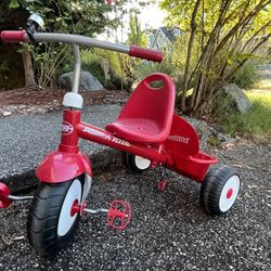 Radio Flyer Deluxe Steer & Stroll Kids Tricycle, Toddler Trike for Ages 2-5, Red