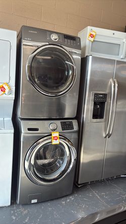 Nice like new Samsung washer and gas drayer set front