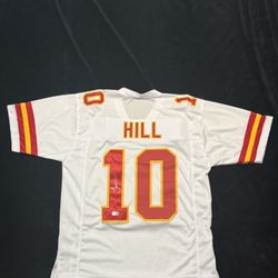 🔥 SIGNED TYREEK HILL KANSAS CITY CHIEFS JERSEY – BECKETT AUTHENTICATED 🔥