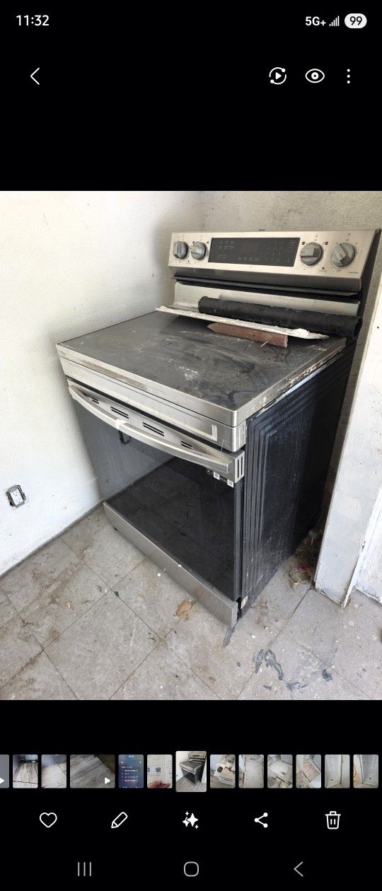 Electric Stove Samsum #NE63A631155/AA)