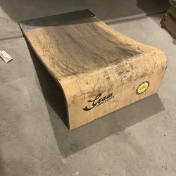 Craw wood skating ramp/jump 