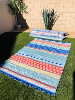 BRAND NEW !! 5 X 7 OUTDOOR RUGS ! THE PIONEER WOMAN  “ DITSY STRIPE”  $25 EACH ! 