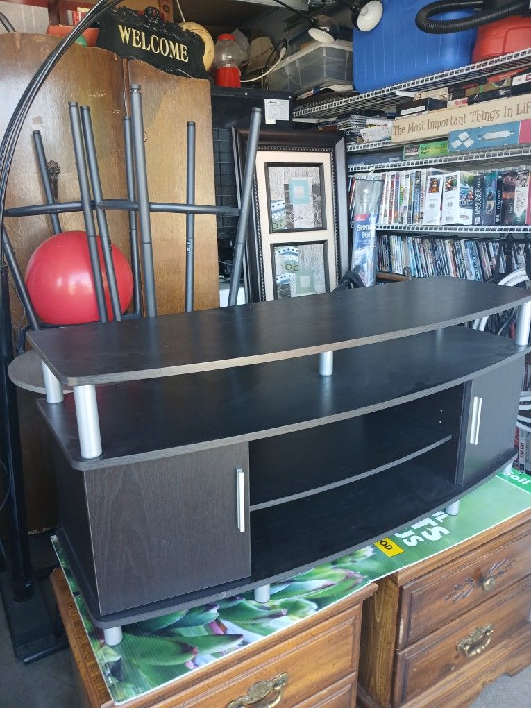 TV STAND/ 32" TV/REMOTE CONTROL! MUST GO!
