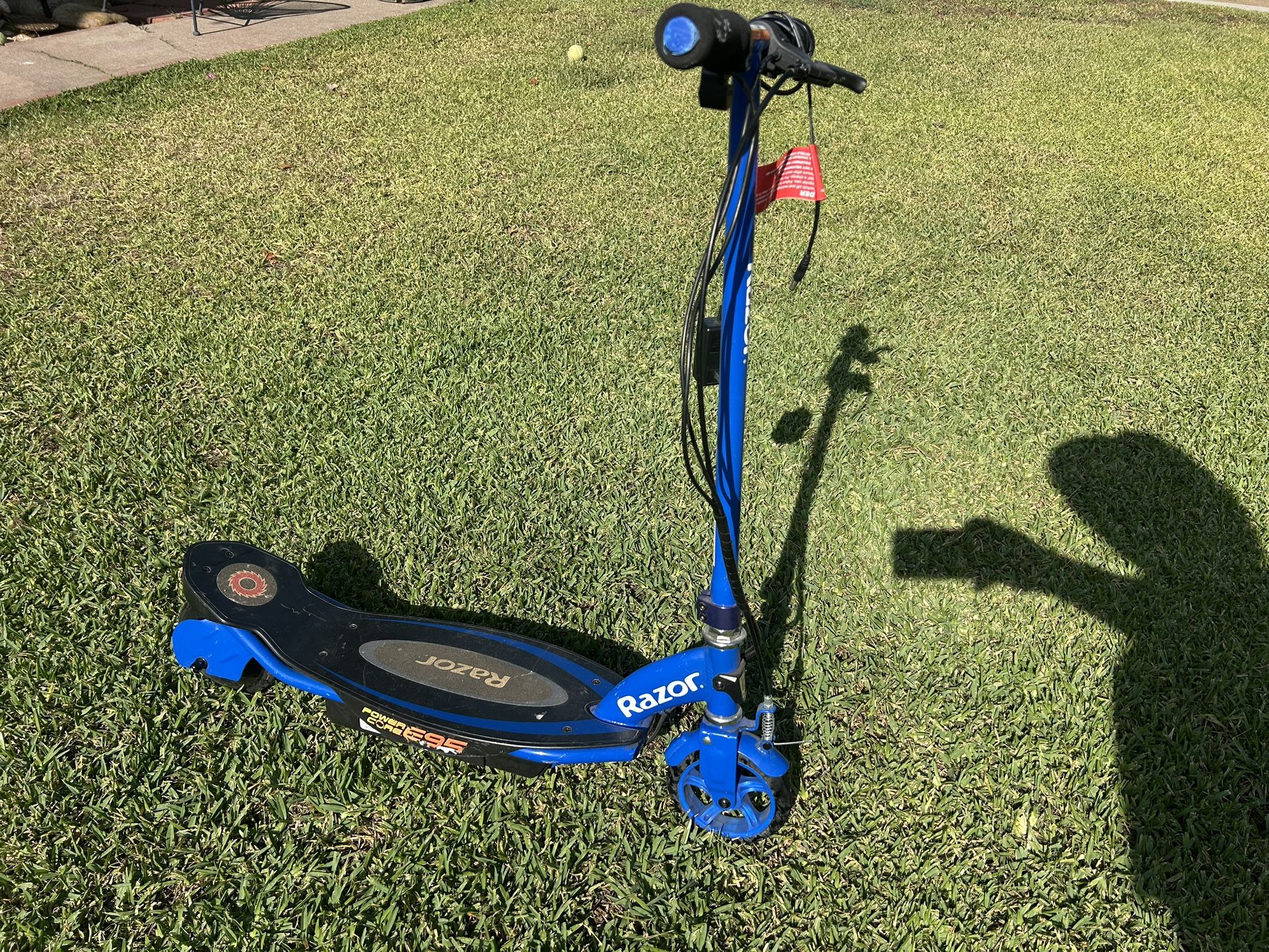 Electric razor scooter