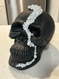 Matte Black Skull with White Pearl Detail Halloween Decoration 10x5 h 9