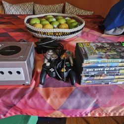 Game Cube, 2 Controllers, 8 Games