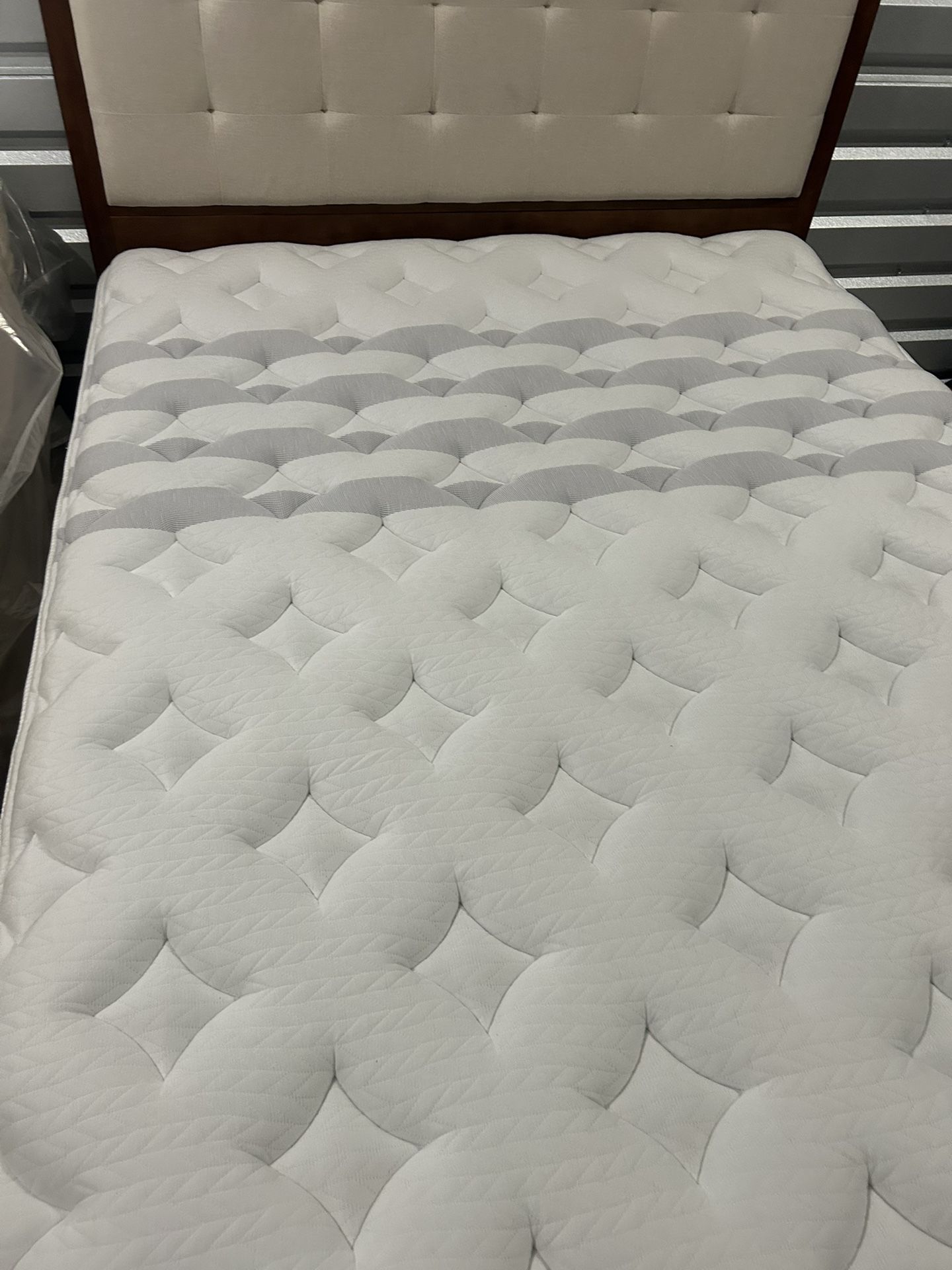 Leesa Sapira Chill Hybrid Queen Mattress