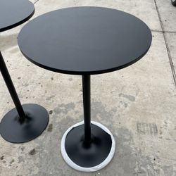 (excellent condition) Modern round black pedestal table