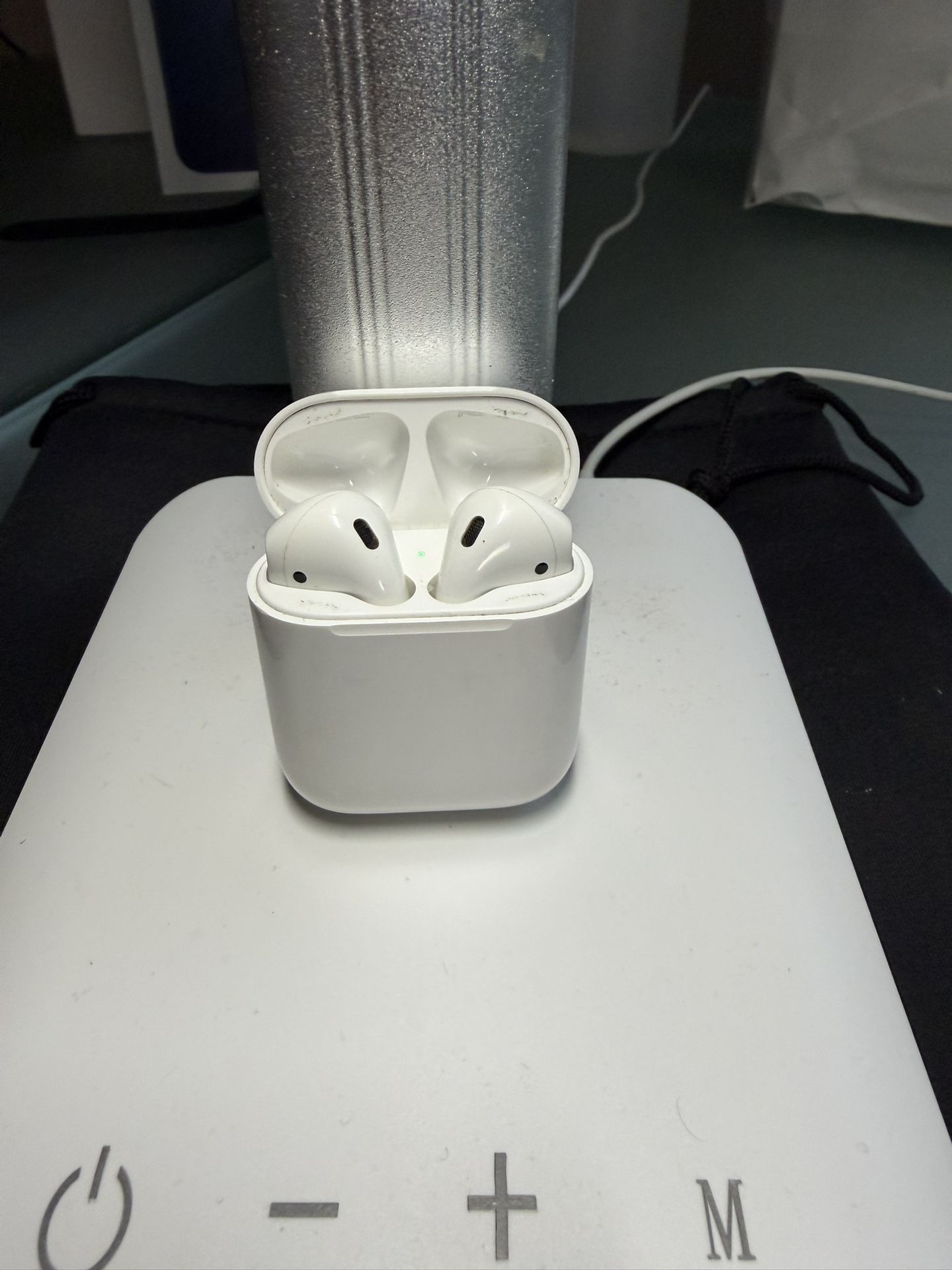 Apple AirPods (2nd Generation) – Great Condition