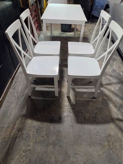 Comedor usado pequen̈o esta.stable y.limpo