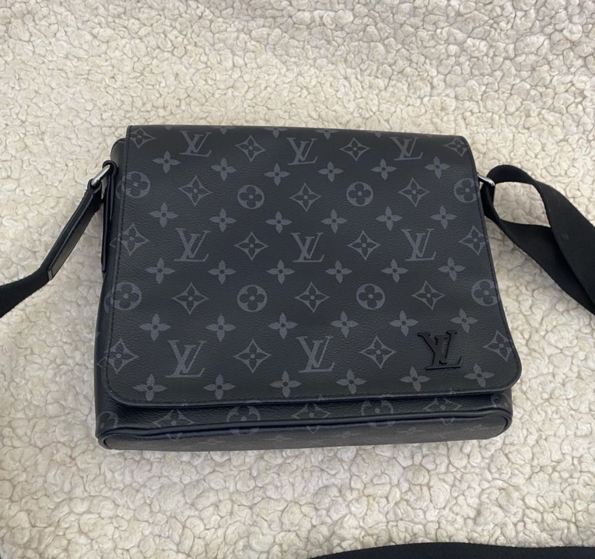 Louis Vuitton Steamer Messenger for Sale in Peck Slip, NY - OfferUp