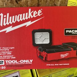 Milwaukee M12 Cordless PACKOUT Flood Light - USB Charging