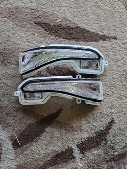 Q50 Mirror Turn Signal (OEM)