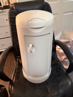 White Diaper Pail with Lid