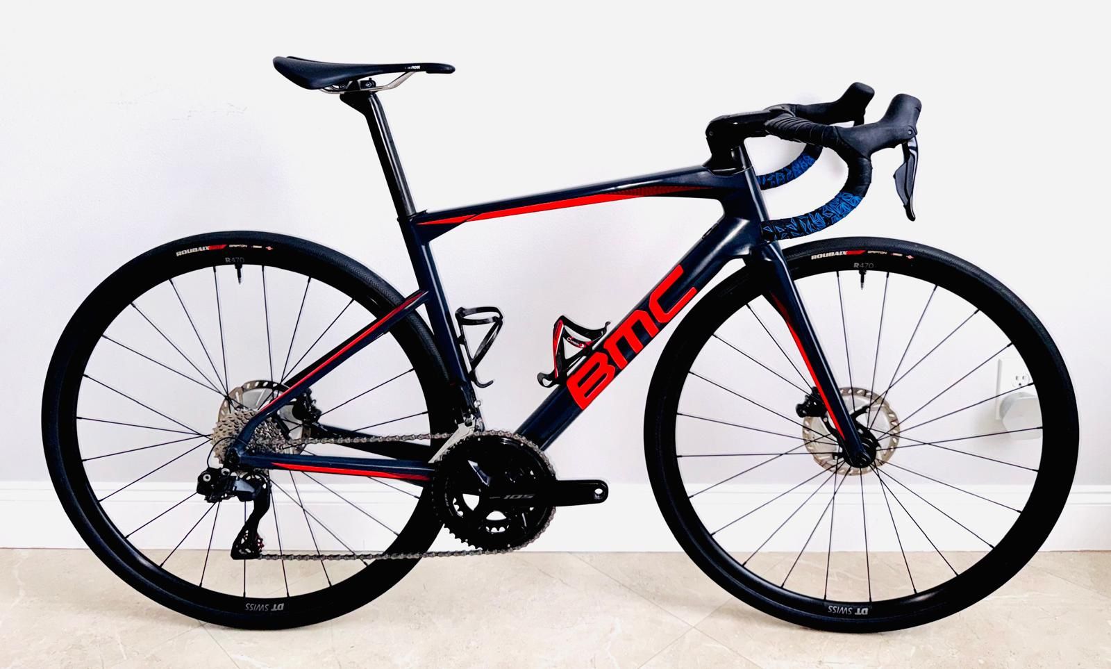 51cm BMC Roadmachine Disc Carbon Road Bike – Shimano 105 Di2 12-Speed, DT Swiss R470 Wheelset Looking for a high-performance endurance