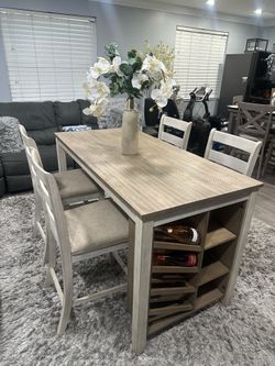 Italian dinner table like new !! ￼