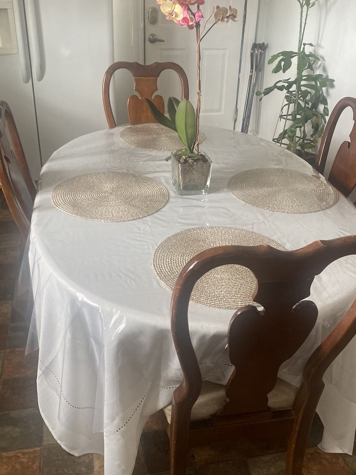 Dining table with leaf and 6 upholstery chairs