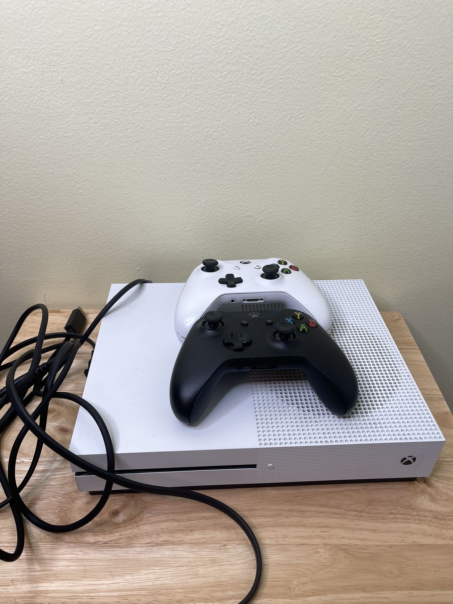 Xbox One S 500gb Two Controls