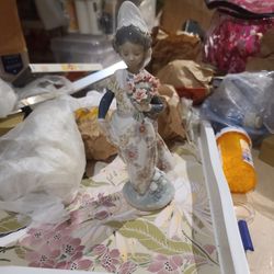 Lardro  Statue I'm Good Condition But Some Flowers Missing But Easy Fix ,can Purchase These Flowers 