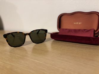 Women’s Gucci Tortoise Shell Like New Sunglasses with Velvet Silk Lined Case and Storage Bag