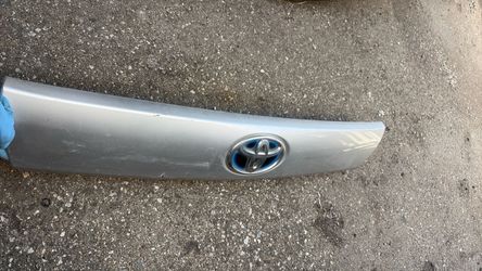 Toyota Prius v 12/15 sub ass back door garnish with Toyota emblem all clips good