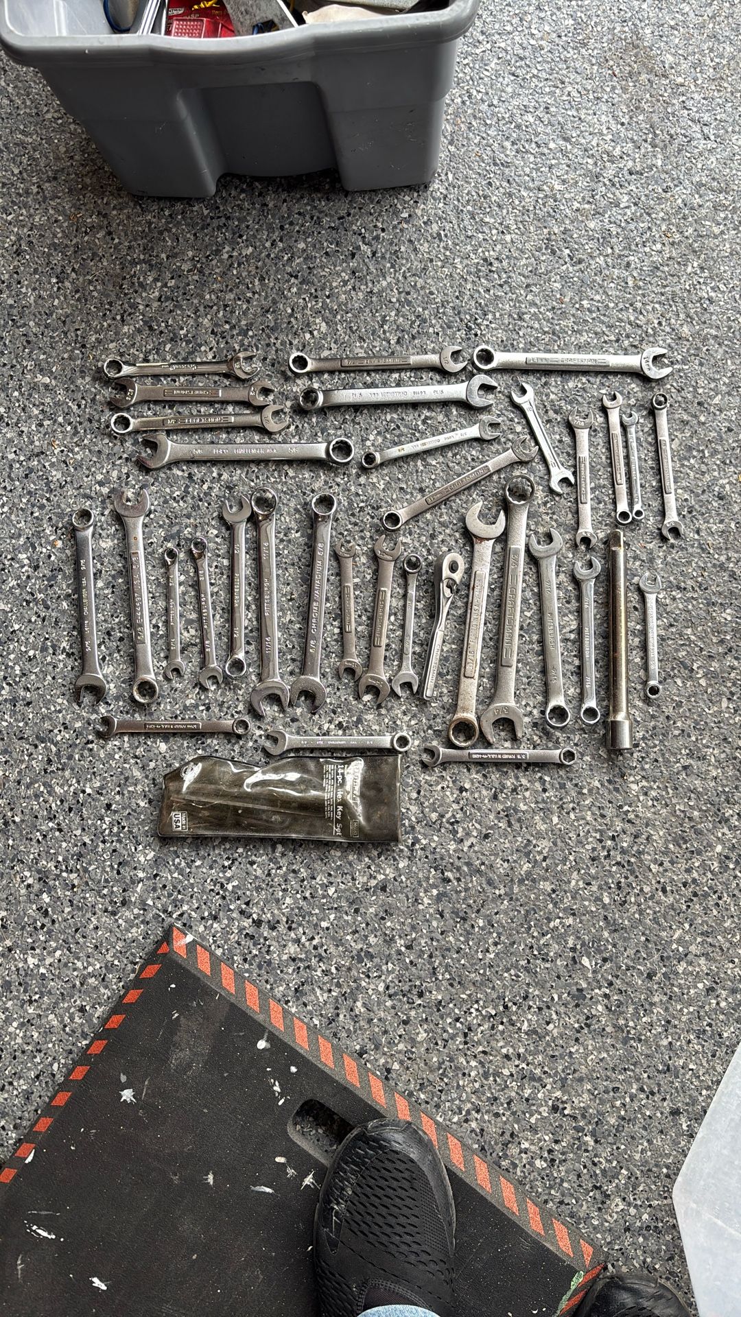 Assorted wrenches