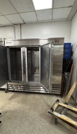 Commercial Stainless Steel Refrigerator / Bakery Cabinet – Works Great