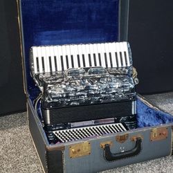 Crucianelli B2 Acordion With Case