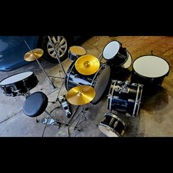 Preowned Drum set, firm.