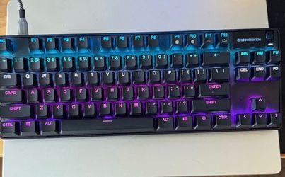 Keyboard Apex Pro Tkl with white keycaps
