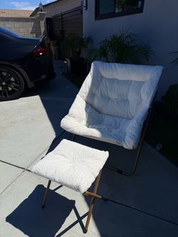 BEAUTIFUL MODERN WHITE LOUNG CHAIR WITH FOOT STOOL
