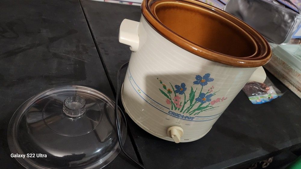 Vintage 1980's Rival Crock Pot Slow Cooker
3.5qt