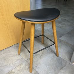 Lightly Used Wooden Premium Bar Stools Set Of 4