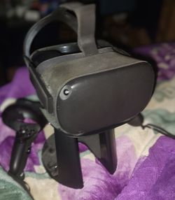 Oculus Quest 1 With Stand And Glasses Spacer