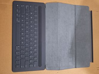 APPLE SMART KEYBOARD A1636 FOR IPADVPRO 1ST AND 2ND GENERATION. CHARGER INCLUDED