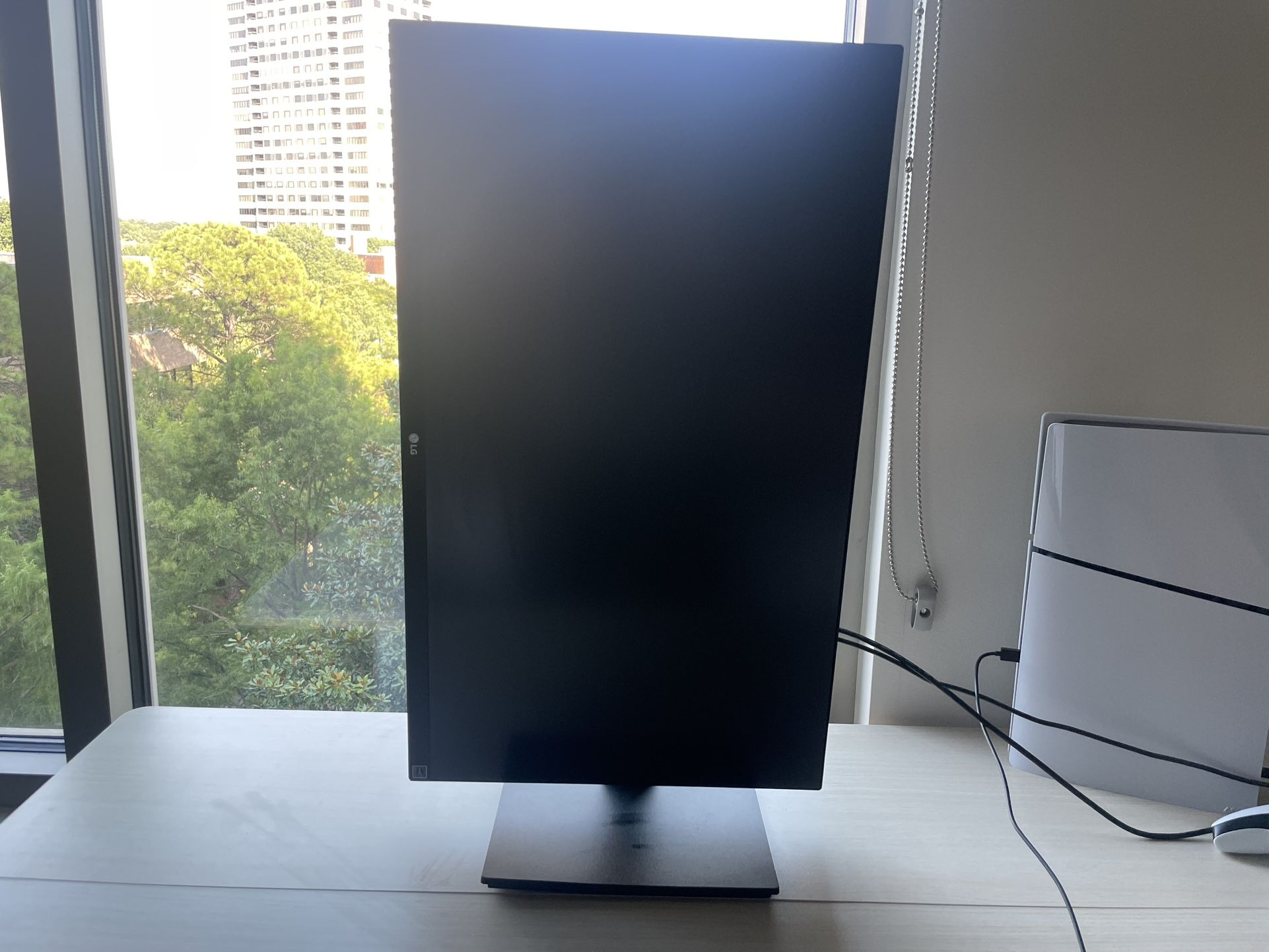 LG Monitor 27” 3840x2160