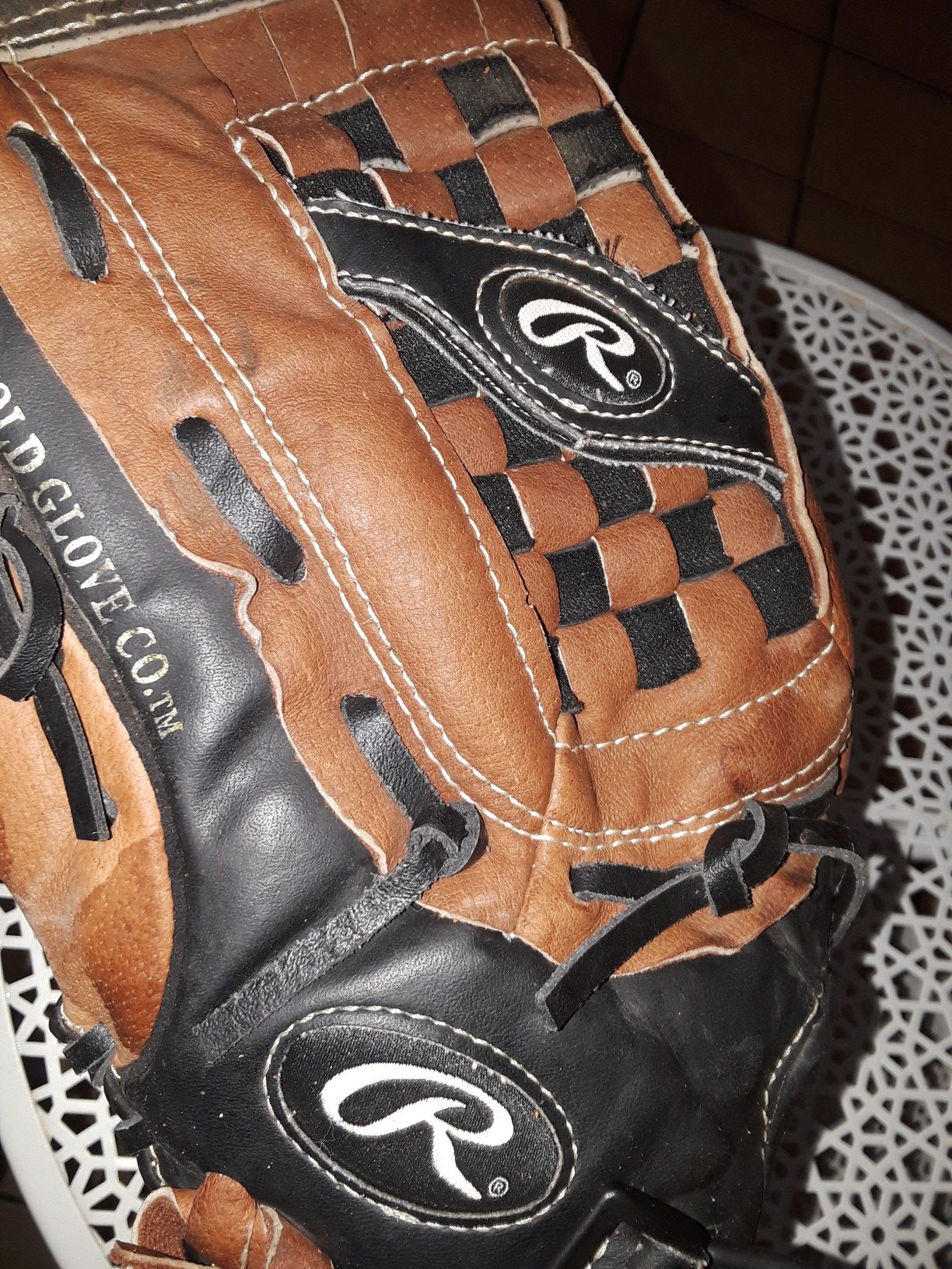 SOFTBALL GLOVE