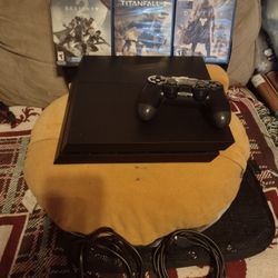 PS4.  JUEGOS. UN CONTROL