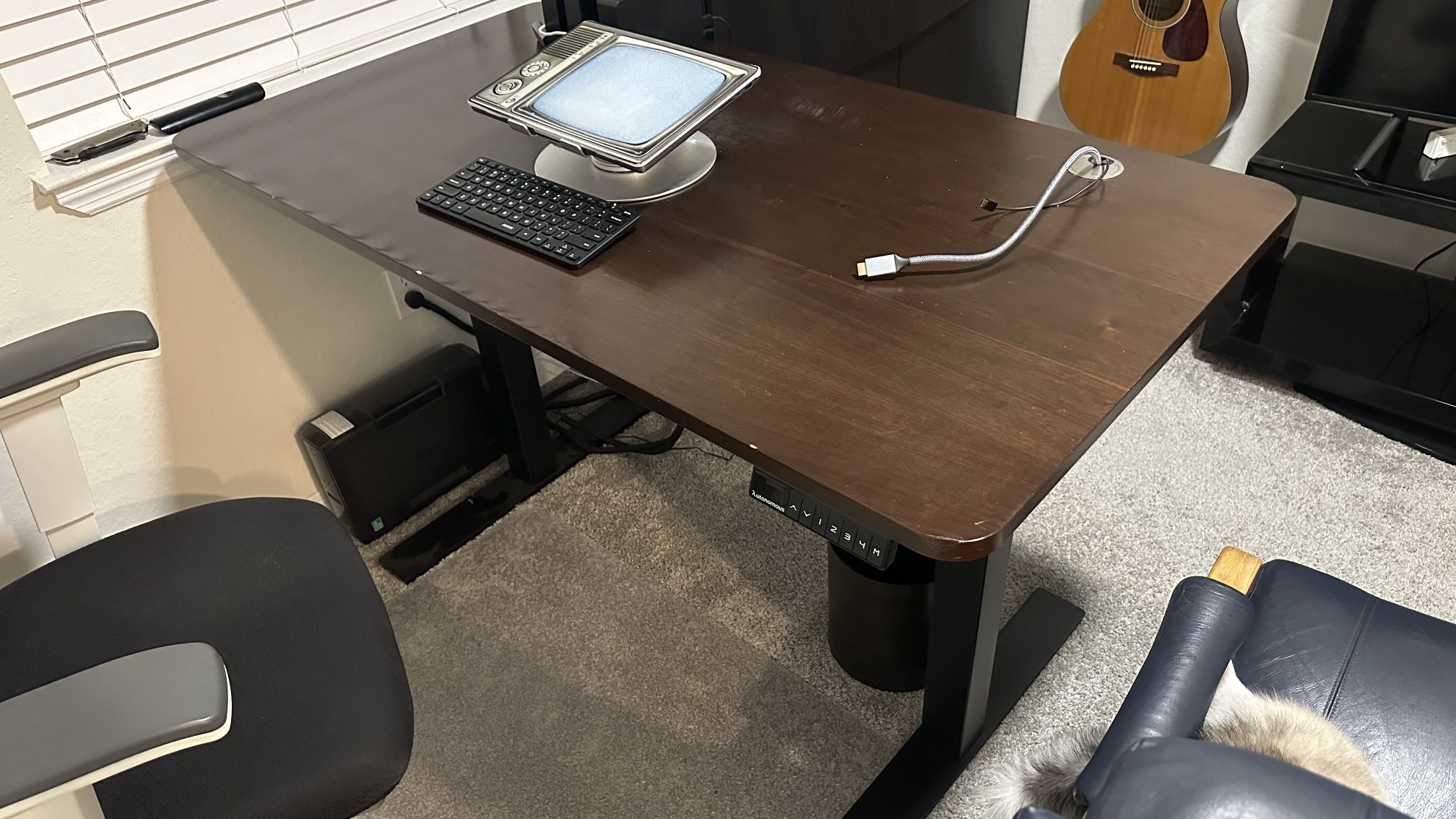 Autonomous standing desk. Smart desk