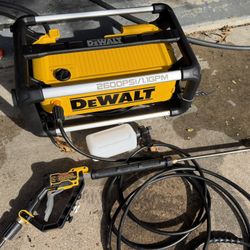 Dewalt 2600psi Electric Pressure Washer w/Internal Storage. *3 Tips Included