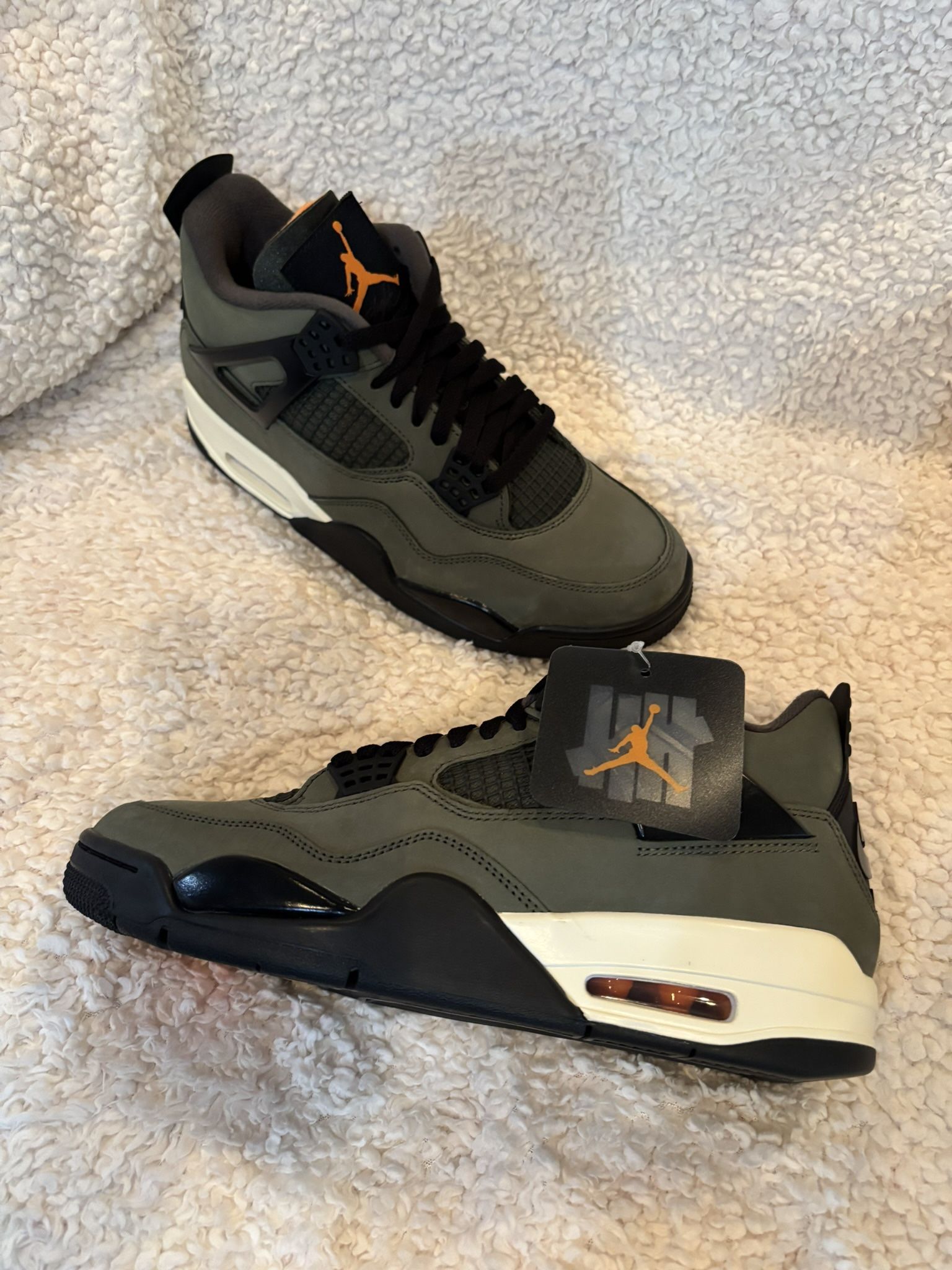 Jordan 4 retro x undefeated mens 9 NEW