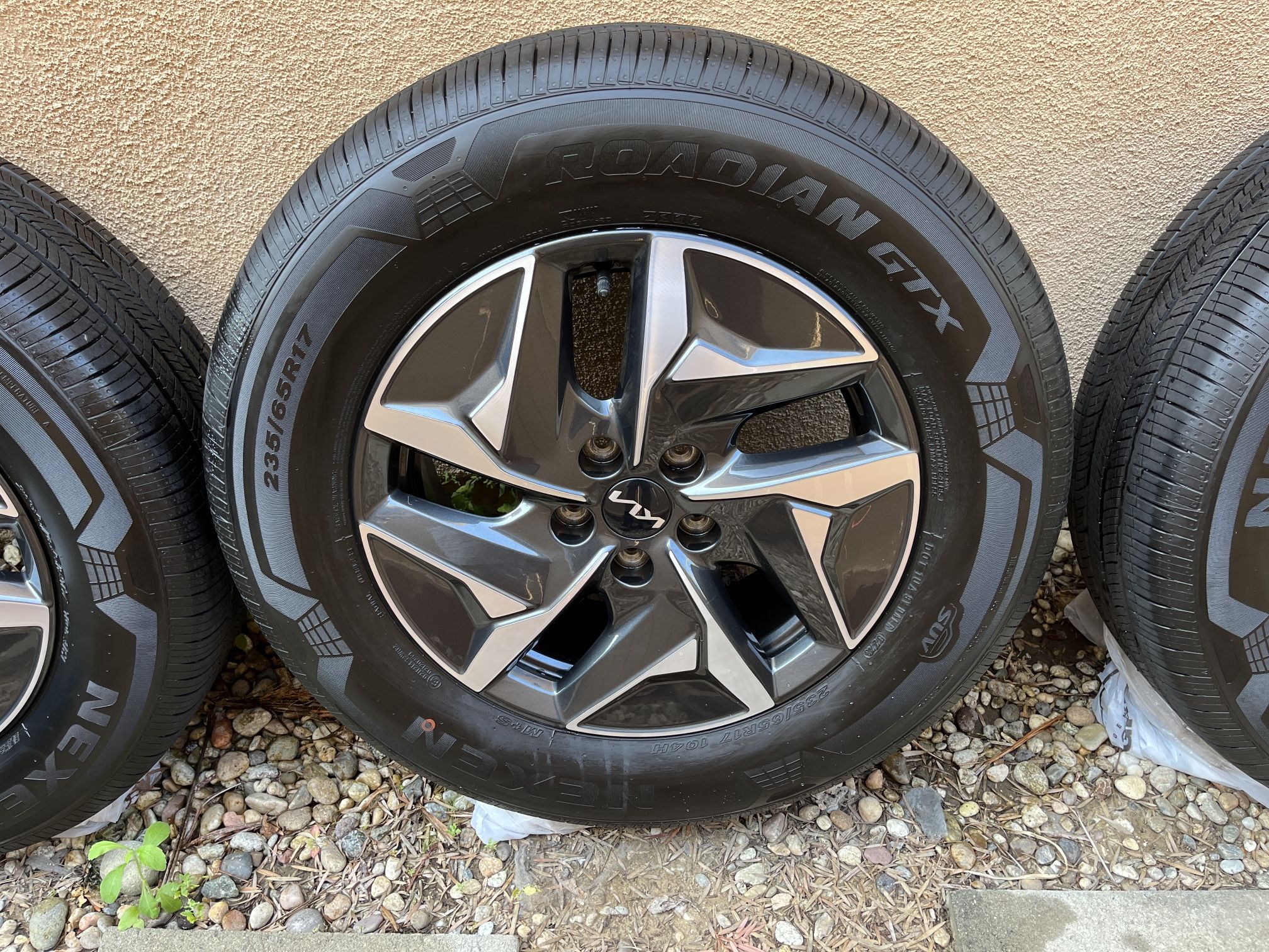 2023 Factory KIA Sorento Hybrid Wheel/Rims (x4) and Nexen Roadian GTX ...