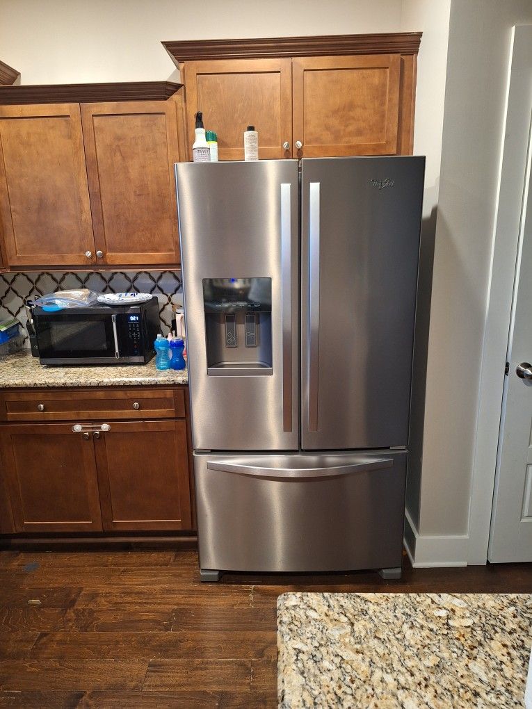 Whirlpool Refrigerator $500  With Water & Ice maker