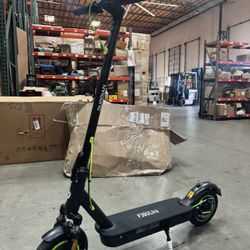 Front and rear shock-absorbing electric scooter