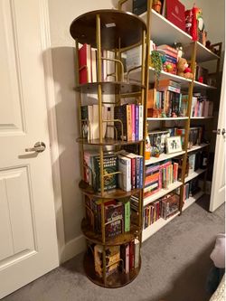 Spinning bookshelf