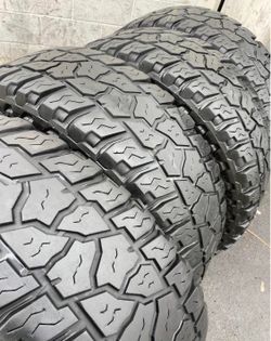 295/70/18 Mikey Tonsos set de Tires. Con 70% de Vida las 4