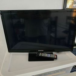 Samsung 24" LED TV with Remote - Works Great!