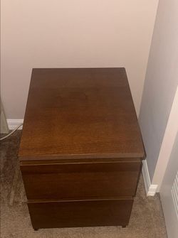Mesa de noche de madera