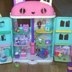 Dollhouse & 40+ Accessories!!! Including characters